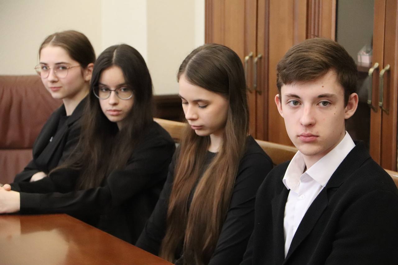 В Новосибирском облизбиркоме прошла ознакомительная экскурсия для будущих избирателей В Новосибирском облизбиркоме прошла ознакомительная экскурсия для будущих избирателей