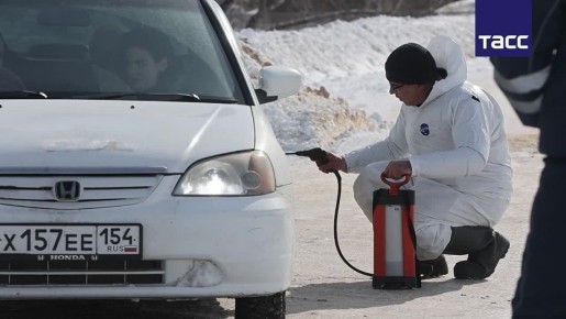 Дезинфекция автомобилей проводится на въезде в населенные пункты в зоне карантина в Новосибирской области после ввода режима ЧС из-за заболеваний среди скота