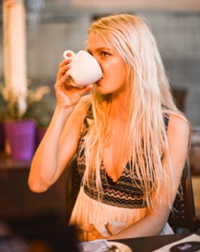 Купили сырников на вечер и немного больше: чаепитие с неожиданным счетом