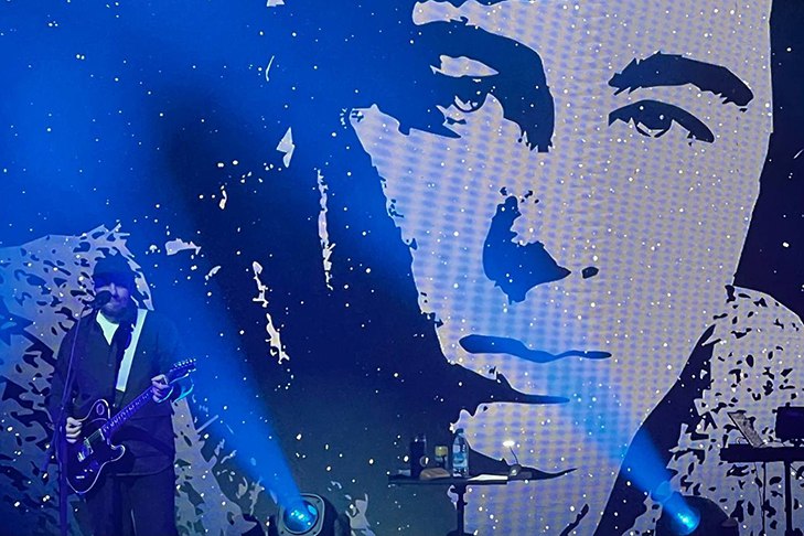 25 лет «Брату2»: концерт Сергея Бобунца в Новосибирске напомнил о силе правды