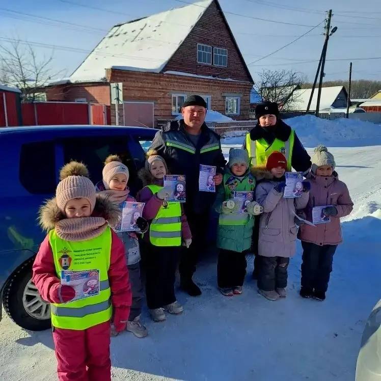 На территории Венгеровского района сотрудник Госавтоинспекции совместно с воспитанниками детского сада провели Акцию: «Пристегните самого дорогого!» На территории Венгеровского района сотрудник Госавтоинспекции совместно с воспитанниками детского сада провели Акцию: «Пристегните самого дорогого!»