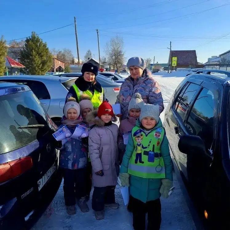 На территории Венгеровского района сотрудник Госавтоинспекции совместно с воспитанниками детского сада провели Акцию: «Пристегните самого дорогого!» На территории Венгеровского района сотрудник Госавтоинспекции совместно с воспитанниками детского сада провели Акцию: «Пристегните самого дорогого!»