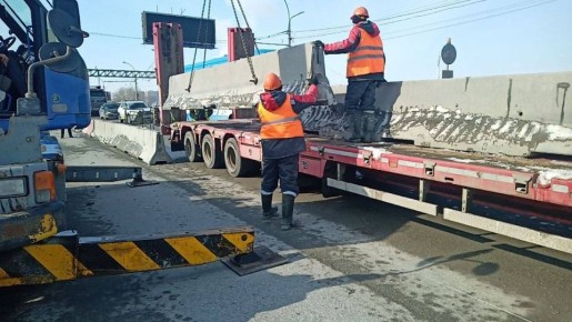 Сегодня утром на Димитровском мосту начали устанавливать железобетонные блоки, ограждающие крайнюю правую полосу, а также запустили временный светофор для организации реверсивного движения