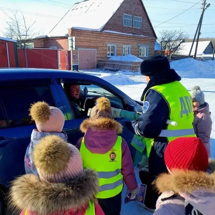 На территории Венгеровского района сотрудник Госавтоинспекции совместно с воспитанниками детского сада провели Акцию: «Пристегните самого дорогого!» На территории Венгеровского района сотрудник Госавтоинспекции совместно с воспитанниками детского сада провели Акцию: «Пристегните самого дорогого!»