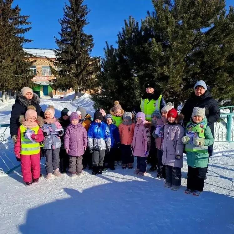 На территории Венгеровского района сотрудник Госавтоинспекции совместно с воспитанниками детского сада провели Акцию: «Пристегните самого дорогого!» На территории Венгеровского района сотрудник Госавтоинспекции совместно с воспитанниками детского сада провели Акцию: «Пристегните самого дорогого!»