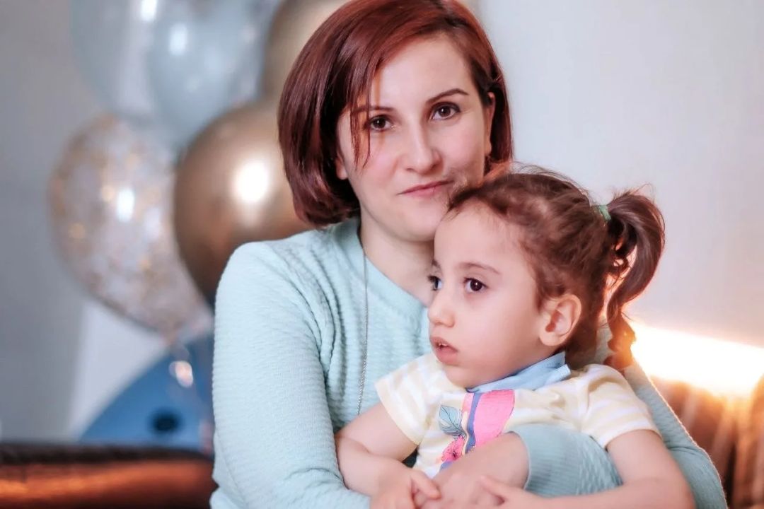 «Врачи говорили, что мой ребенок будет лежачим»: новорожденная девочка перенесла две клинических смерти из-за травмы — как сложилась ее судьба