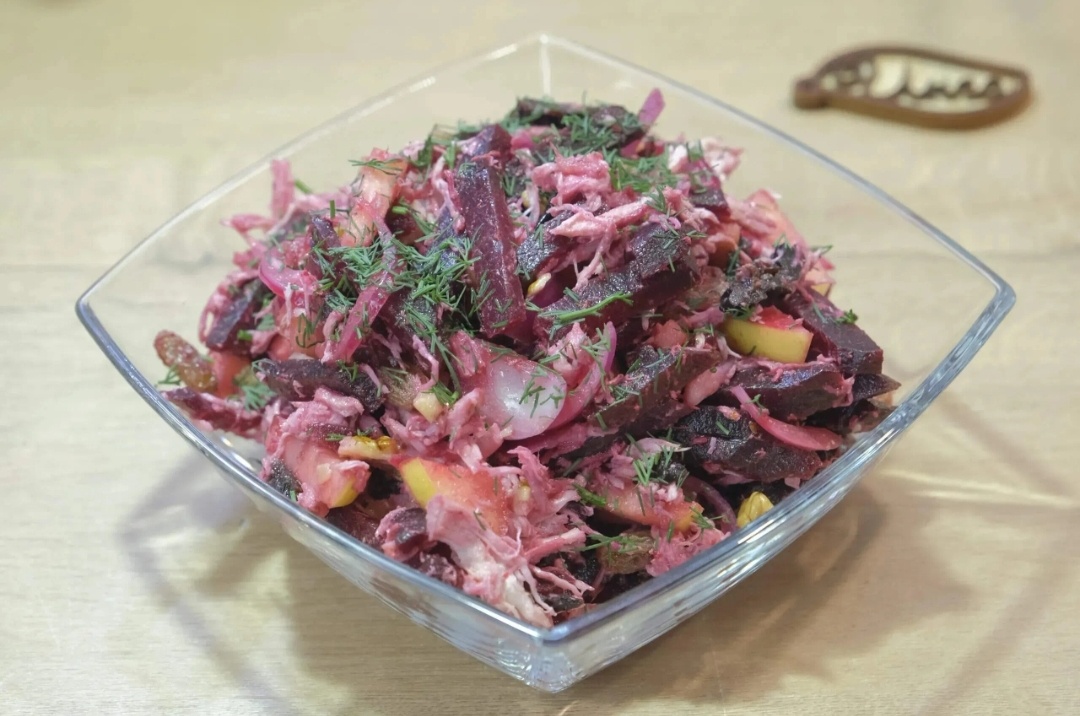 Вкусный свекольный салат с курицей и черносливом для любого стола
