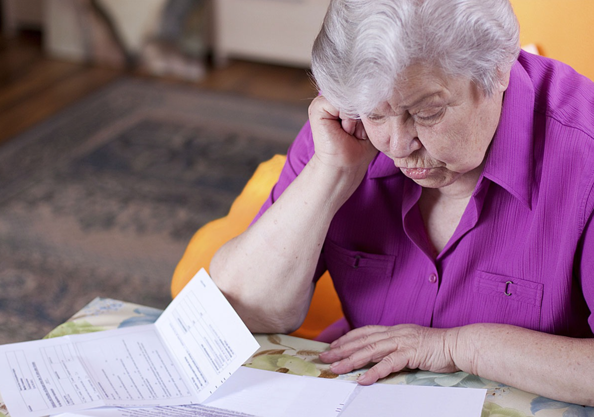 Как избежать взыскания старых долгов по ЖКУ: история бабушки с арестом счета