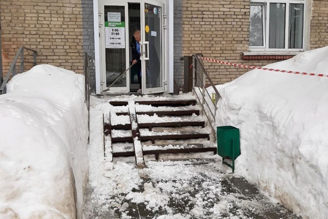 В Новосибирске с балкона рухнула глыба льда — на крыльцо аптеки