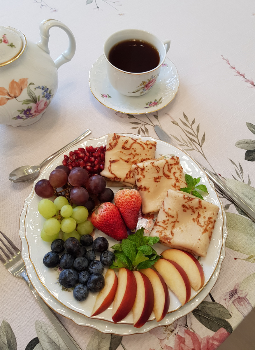 Цельнозерновые блины с сыром и ягодами