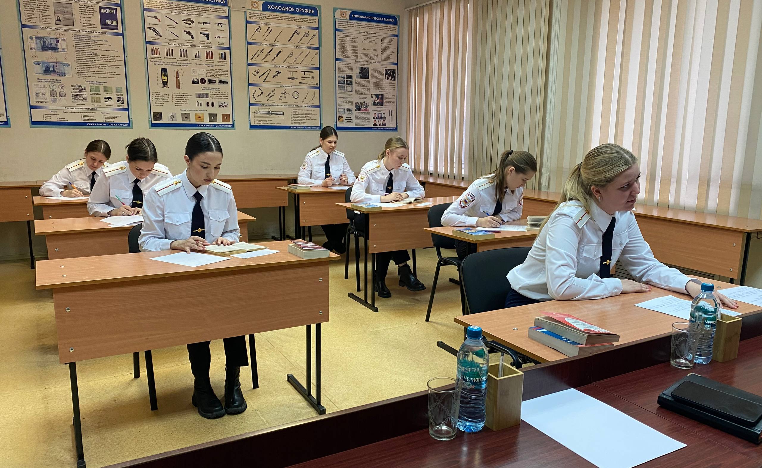 В Новосибирске молодые офицеры получили свидетельства об окончании обучения и прохождении первоначальной профессиональной подготовке