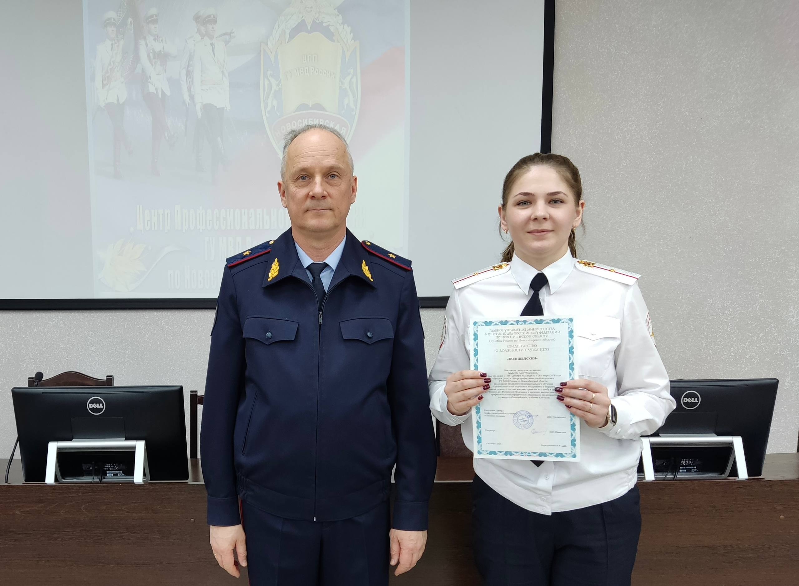 В Новосибирске молодые офицеры получили свидетельства об окончании обучения и прохождении первоначальной профессиональной подготовке В Новосибирске молодые офицеры получили свидетельства об окончании обучения и прохождении первоначальной профессиональной подготовке