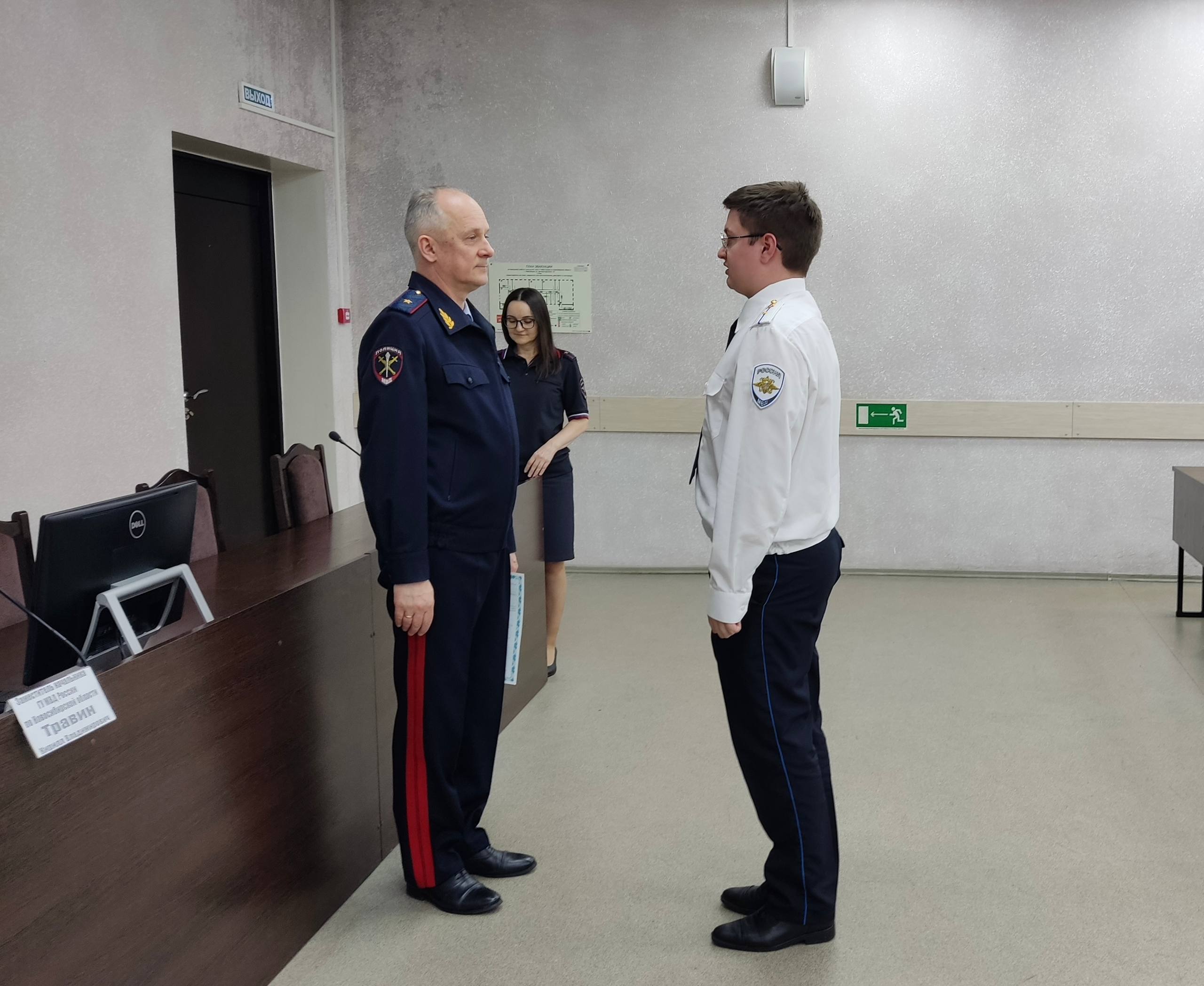 В Новосибирске молодые офицеры получили свидетельства об окончании обучения и прохождении первоначальной профессиональной подготовке В Новосибирске молодые офицеры получили свидетельства об окончании обучения и прохождении первоначальной профессиональной подготовке