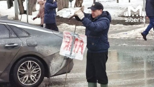 У легендарной ямы на Котовского в Новосибирске появилась подружка