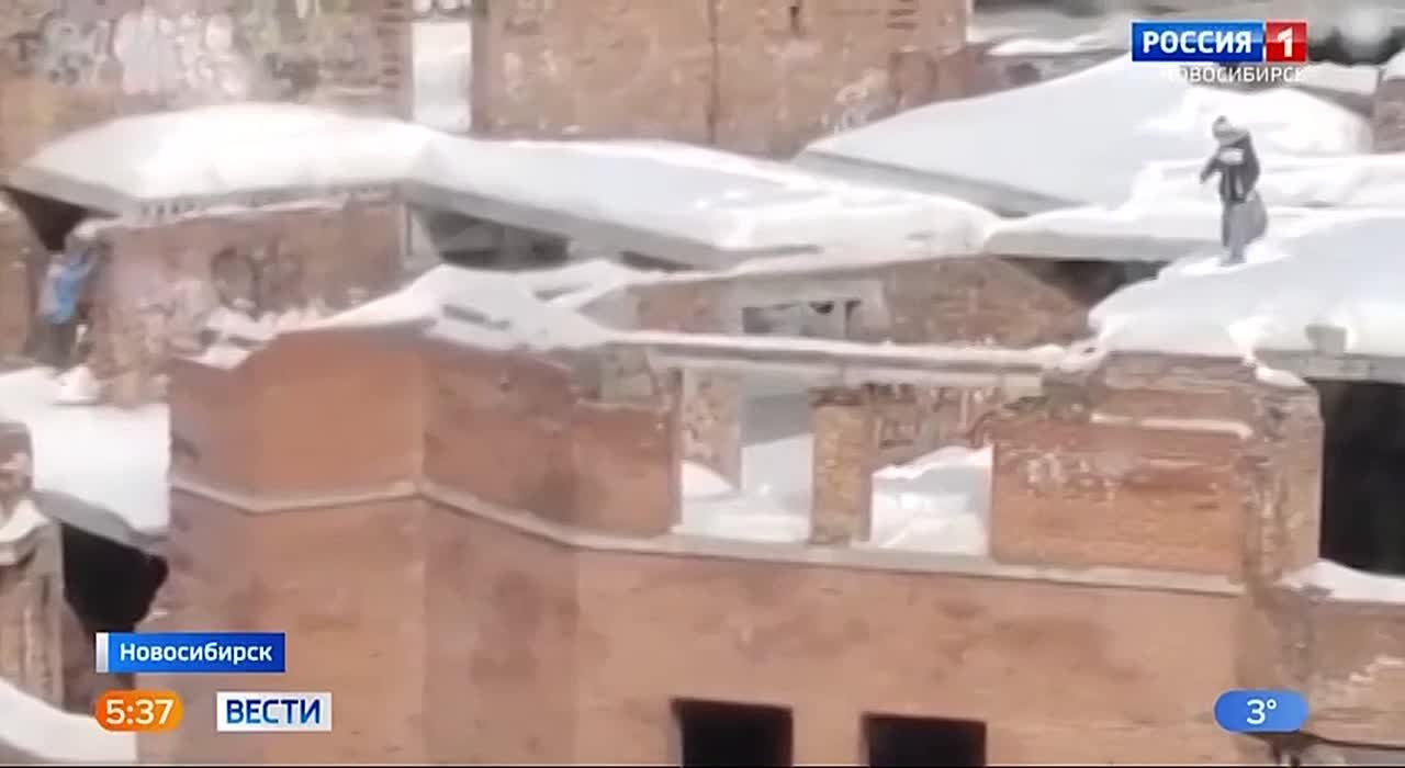 Смертельные трюки. В заброшенном здании в центре Новосибирска подростки устраивают опасные «аттракционы»: жгут мусор, делают сальто на пятом этаже, ходят по краю без страховки