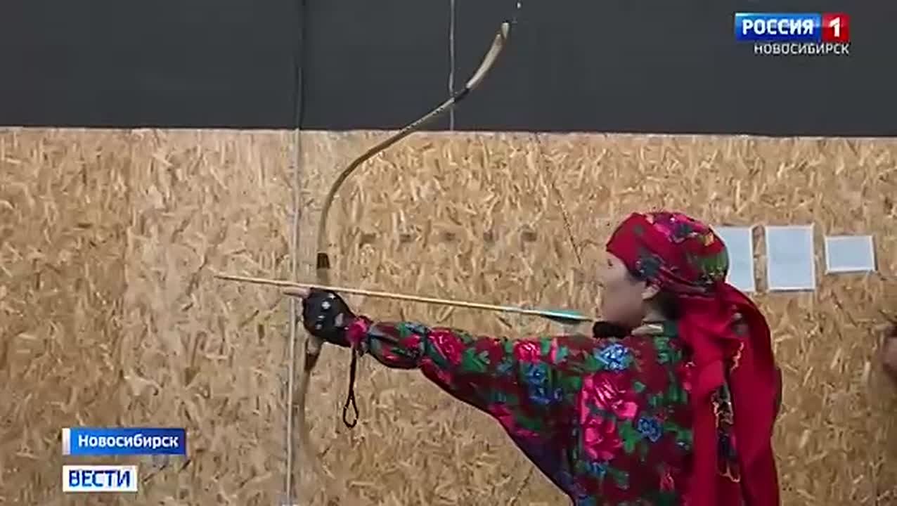 Лук предков. В Новосибирске прошли соревнования по традиционной стрельбе из лука — участники коренных народов Сибири боролись за призовые места в национальной одежде и с инвентарём, как сотни лет назад