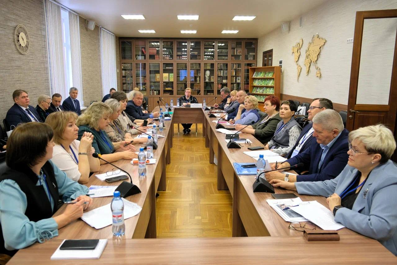 Внедрение ИИ и подготовку кадров «под ключ» обсудили на собрании регионального совета СПО