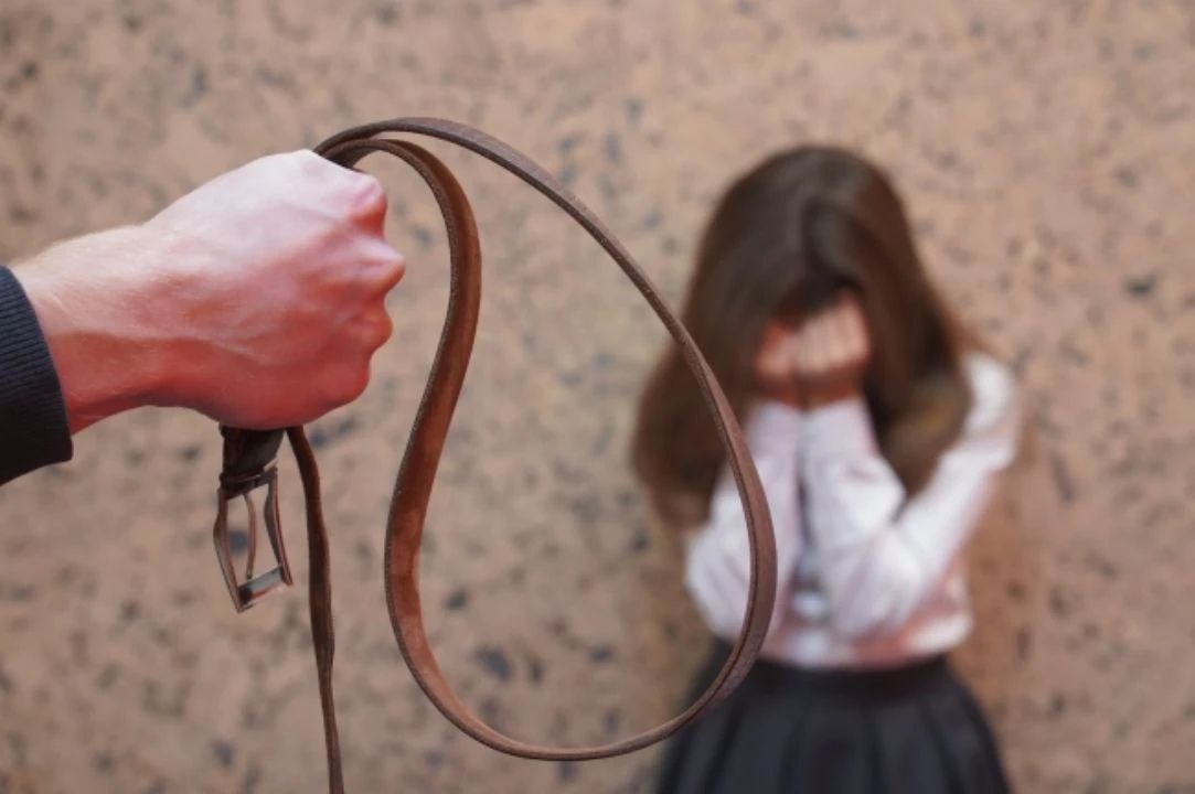 «Кричала: «Я тебе руки отрублю»: мать избила дочь проводом за съеденные конфеты — почему ей вернули ребенка