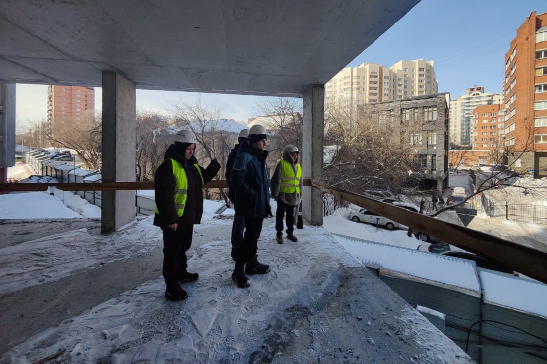 Будущую гостиницу в центре Новосибирска проверили с измерительной лупой Будущую гостиницу в центре Новосибирска проверили с измерительной лупой