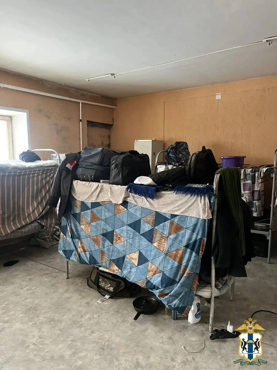 В ходе миграционного рейда полицейскими обнаружено помещение, где незаконно проживали иностранцы В ходе миграционного рейда полицейскими обнаружено помещение, где незаконно проживали иностранцы