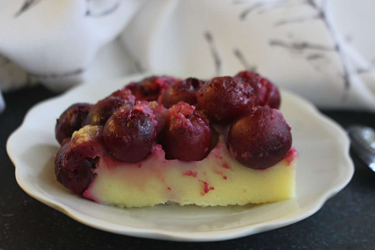 Изысканный вишневый пирог-пудинг, который легко приготовить