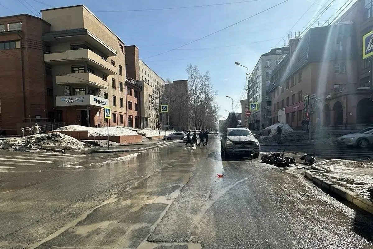 Ребенок за рулем мопеда столкнулся с внедорожником в Новосибирске