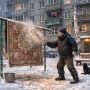 Весна — время большой уборки, но за старую добрую привычку выбивать ковры на уличных «турниках» теперь можно получить реальный штраф