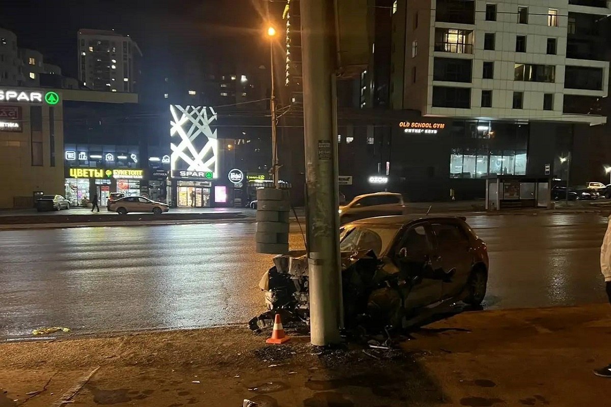 Школьник пострадал при наезде авто на светофор в Новосибирске