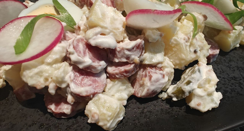 Идеальный оливье: секреты варки картошки в мундире для новогодних салатов