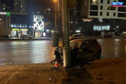 Пострадал ребёнок. В Новосибирске водитель на Toyota Corolla Runx врезался в светофор напротив дома № 23 по улице Нарымской