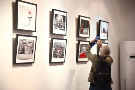 «Бюро параллельных миров» – выставка о современной фотографии Новосибирска открылась в ЦК19