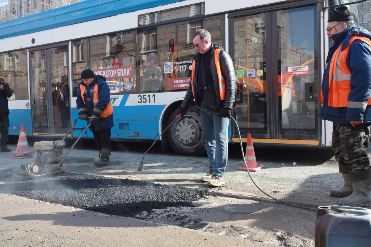 Холодным асфальтом заделывают ямы на Красном проспекте в Новосибирске Холодным асфальтом заделывают ямы на Красном проспекте в Новосибирске