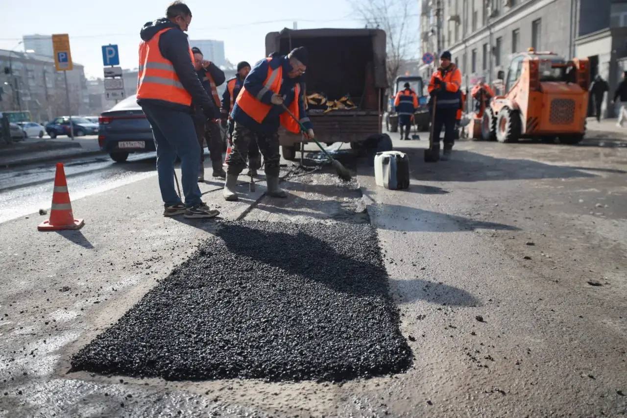 Холодный асфальт и рециклеры: как в Новосибирске заделывают ямы после зимы