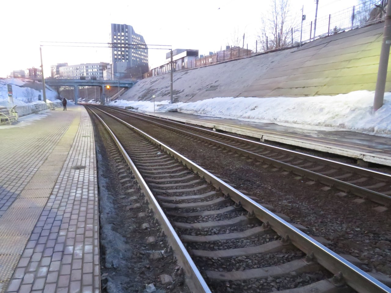 В Новосибирске женщина упала на жд пути перед поездом и не смогла подняться на платформу