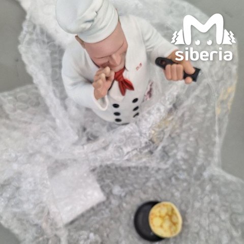 СДЭК во второй раз сломал дорогую фигурку, которую сотрудники новосибирского ресторана заказали для начальника