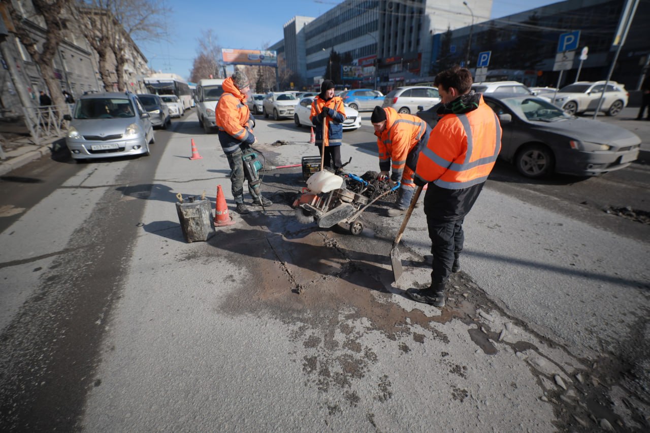 Холодным асфальтом заделывают ямы на Красном проспекте в Новосибирске