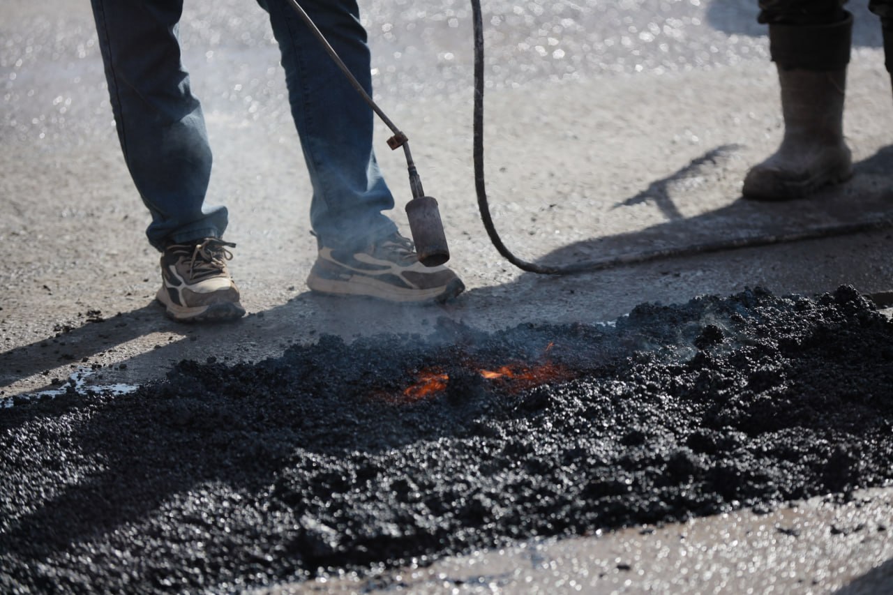 Холодным асфальтом заделывают ямы на Красном проспекте в Новосибирске Холодным асфальтом заделывают ямы на Красном проспекте в Новосибирске