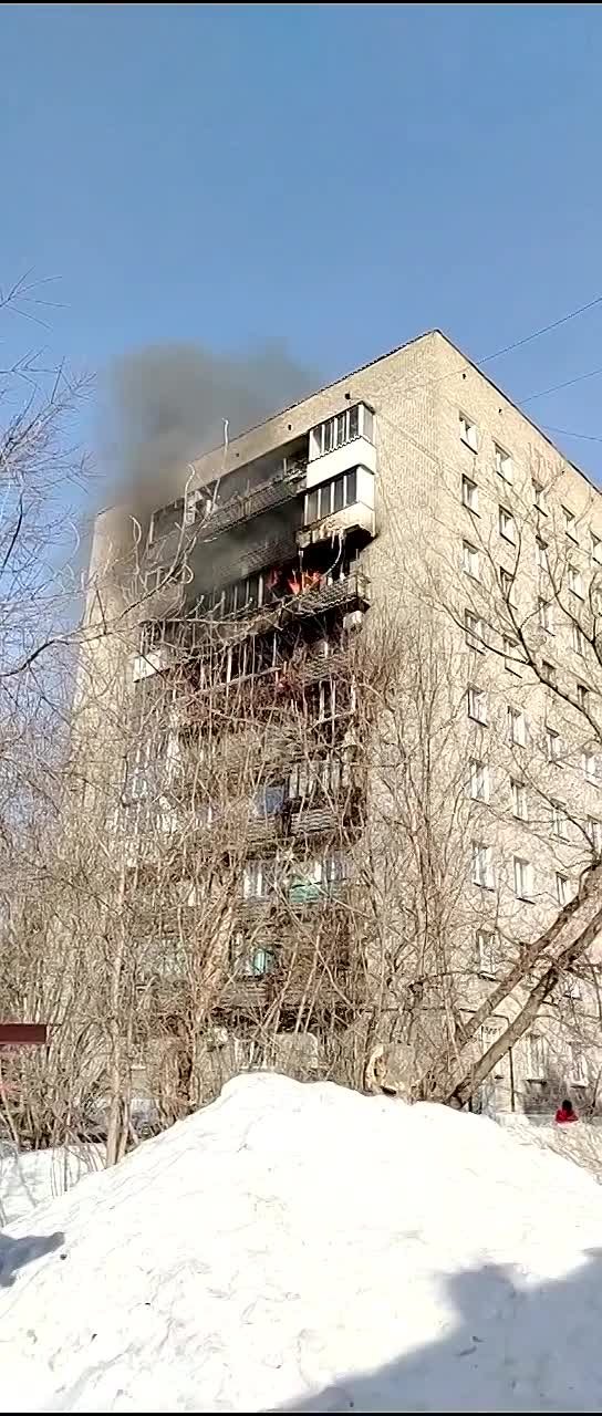 В доме на Узорной в Новосибирске вспыхнул балкон на 5 этаже