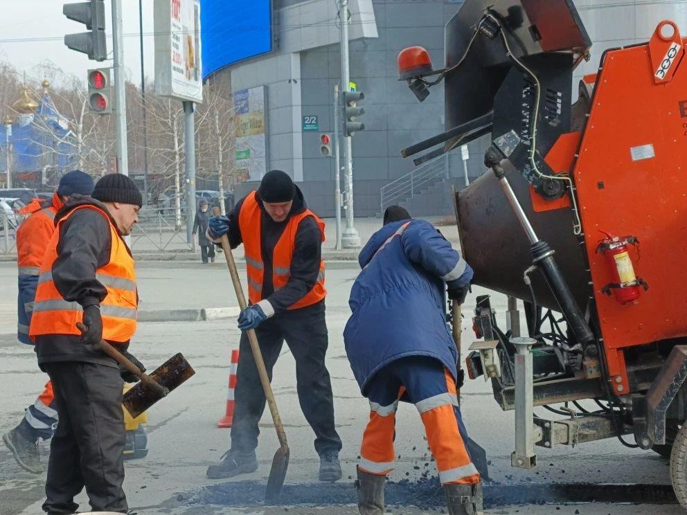 Восстанавливают дороги, убирают грязь и крошку