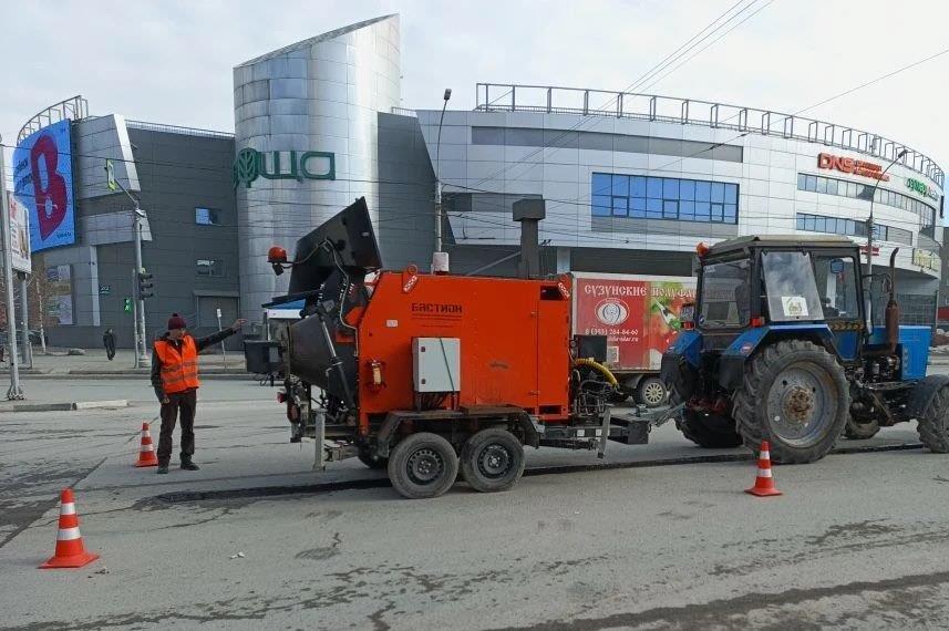 Восстанавливают дороги, убирают грязь и крошку Восстанавливают дороги, убирают грязь и крошку