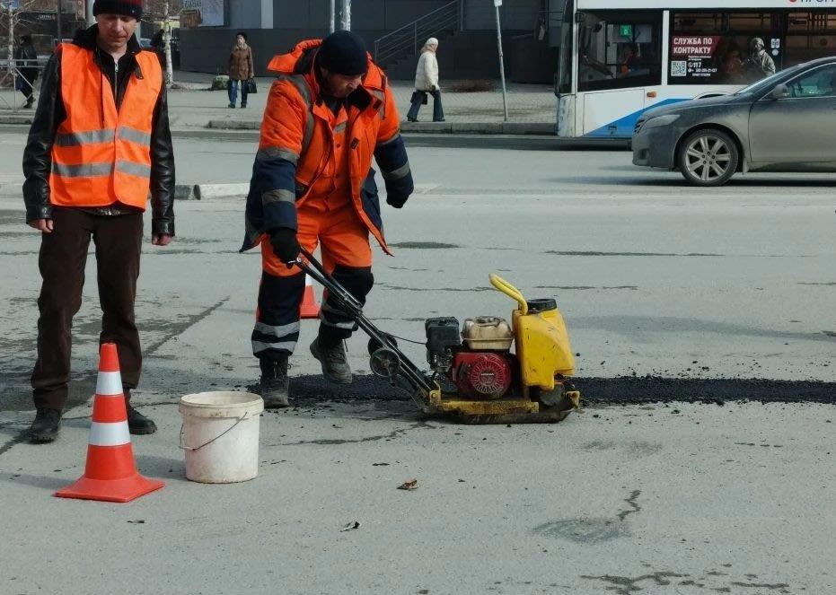 Восстанавливают дороги, убирают грязь и крошку Восстанавливают дороги, убирают грязь и крошку