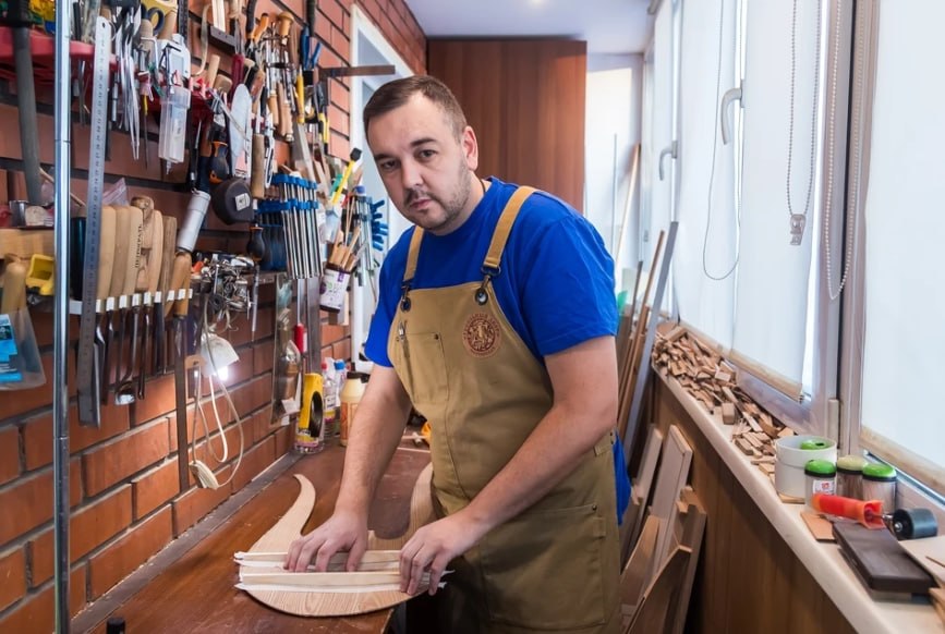 В Новосибирске преподаватель музыки сделал скрипку по гравюре XVII века