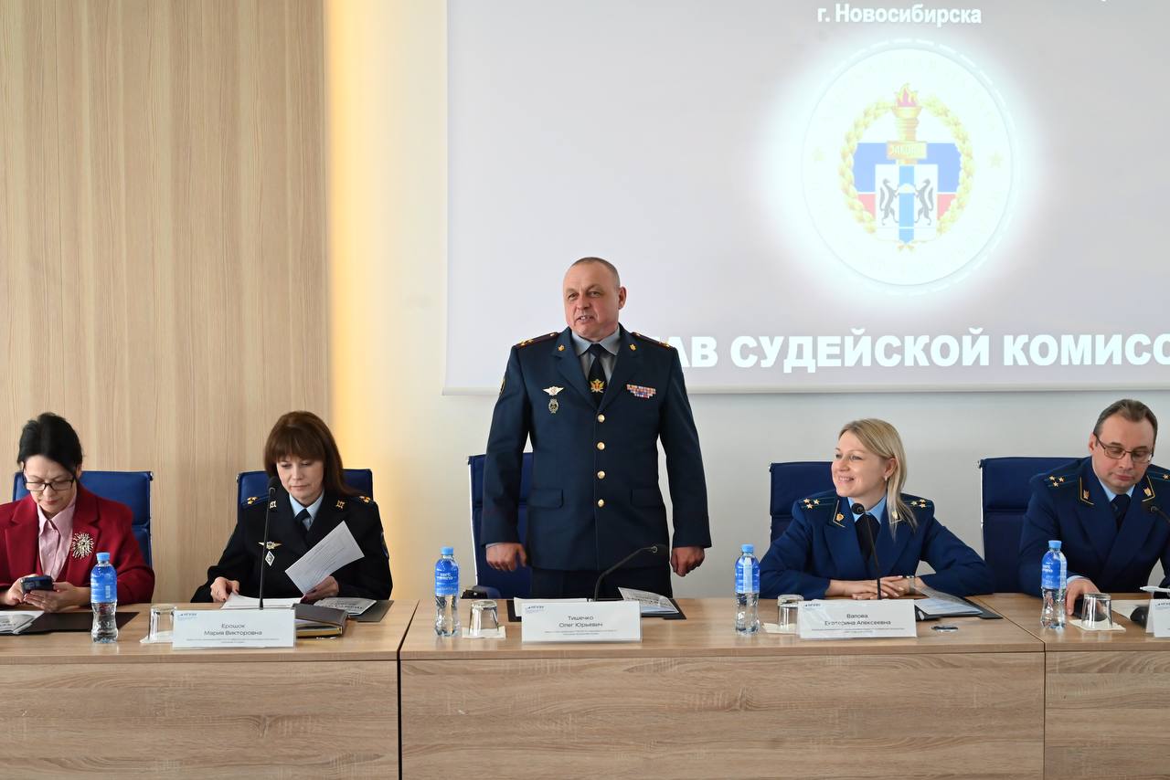 Заместитель прокурора Новосибирской области Виталий Дымолазов проверил знания студентов, участвуя в составе жюри при проведении X Ежегодной Всероссийской олимпиады по уголовному праву и процессу «Фемида-2026» на базе... Заместитель прокурора Новосибирской области Виталий Дымолазов проверил знания студентов, участвуя в составе жюри при проведении X Ежегодной Всероссийской олимпиады по уголовному праву и процессу «Фемида-2026» на базе...