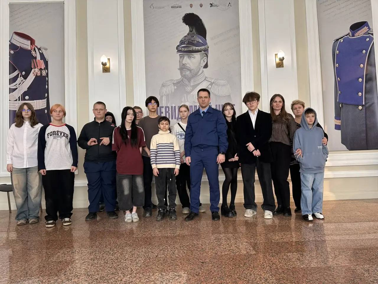 Прокурор Октябрьского района Никита Огнев в рамках правового воспитания и просвещения организовал экскурсию для несовершеннолетних детей в краеведческий музей на выставку под названием «Невидимый щит»