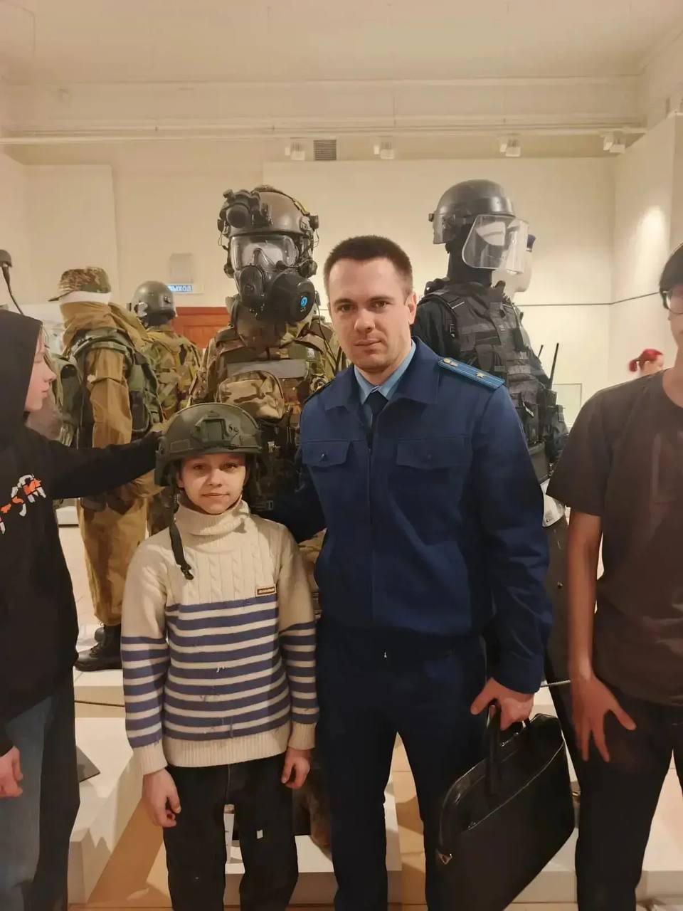 Прокурор Октябрьского района Никита Огнев в рамках правового воспитания и просвещения организовал экскурсию для несовершеннолетних детей в краеведческий музей на выставку под названием «Невидимый щит» Прокурор Октябрьского района Никита Огнев в рамках правового воспитания и просвещения организовал экскурсию для несовершеннолетних детей в краеведческий музей на выставку под названием «Невидимый щит»