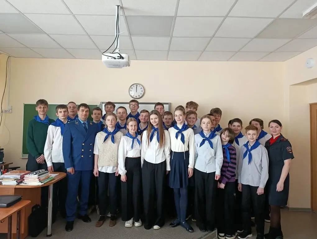 Прокуратура города Новосибирска совместно с отделом Госавтоинспекции провели с восьмиклассниками МАОУ «Лицей информационных технологий» беседу в игровой форме на тему основ безопасности дорожного движения Прокуратура города Новосибирска совместно с отделом Госавтоинспекции провели с восьмиклассниками МАОУ «Лицей информационных технологий» беседу в игровой форме на тему основ безопасности дорожного движения