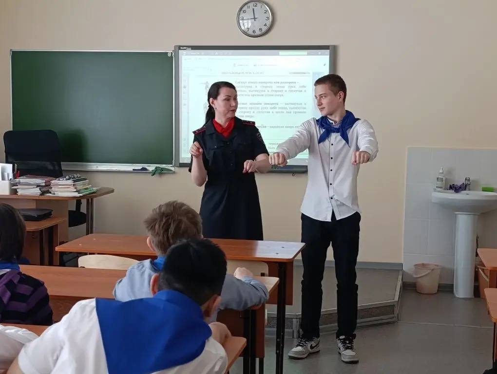 Прокуратура города Новосибирска совместно с отделом Госавтоинспекции провели с восьмиклассниками МАОУ «Лицей информационных технологий» беседу в игровой форме на тему основ безопасности дорожного движения Прокуратура города Новосибирска совместно с отделом Госавтоинспекции провели с восьмиклассниками МАОУ «Лицей информационных технологий» беседу в игровой форме на тему основ безопасности дорожного движения