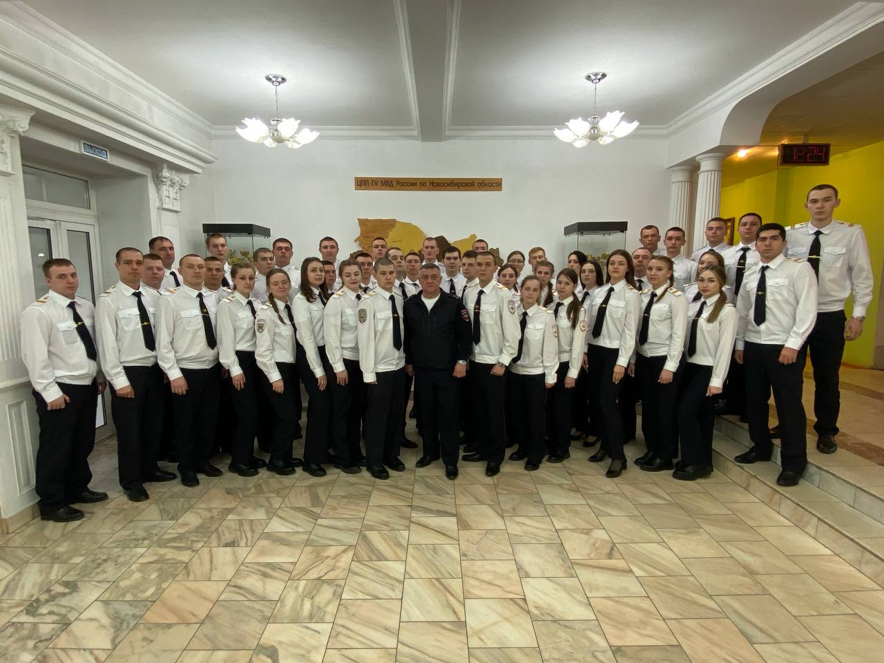 В Новосибирске молодые офицеры получили свидетельства об окончании обучения и прохождении первоначальной профессиональной подготовки В Новосибирске молодые офицеры получили свидетельства об окончании обучения и прохождении первоначальной профессиональной подготовки