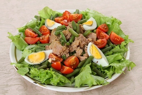 Легкий и питательный салат с тунцом и фасолью: быстро и вкусно