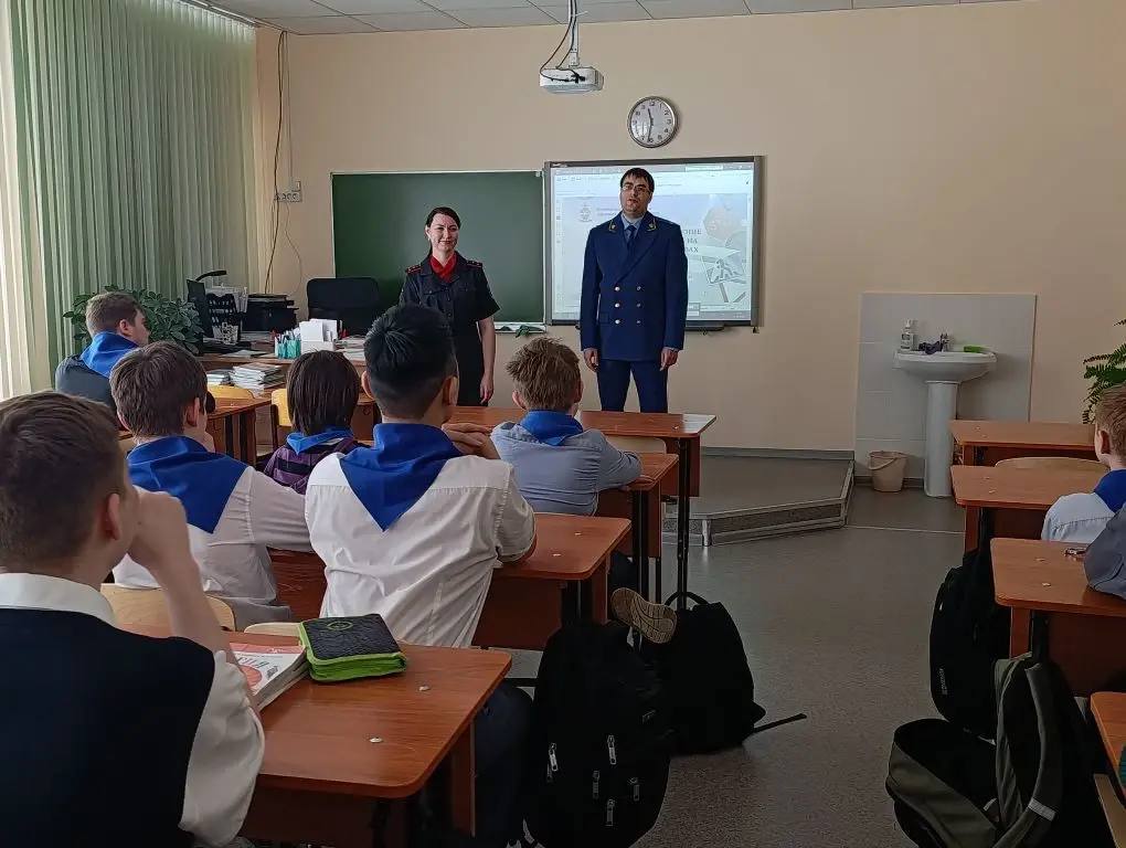 Прокуратура города Новосибирска совместно с отделом Госавтоинспекции провели с восьмиклассниками МАОУ «Лицей информационных технологий» беседу в игровой форме на тему основ безопасности дорожного движения